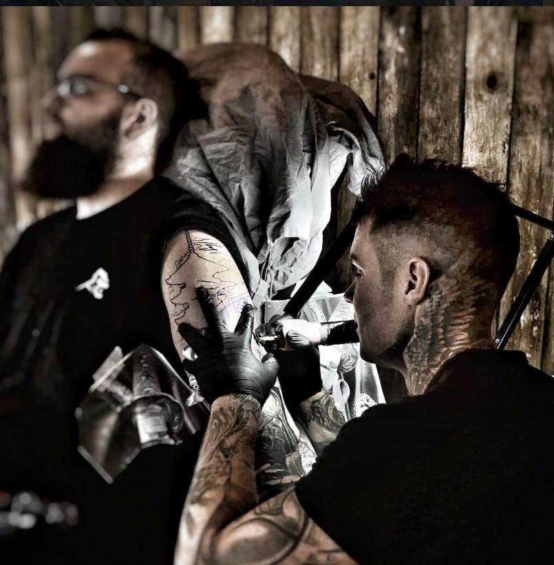 Tatueraren Toby i studion